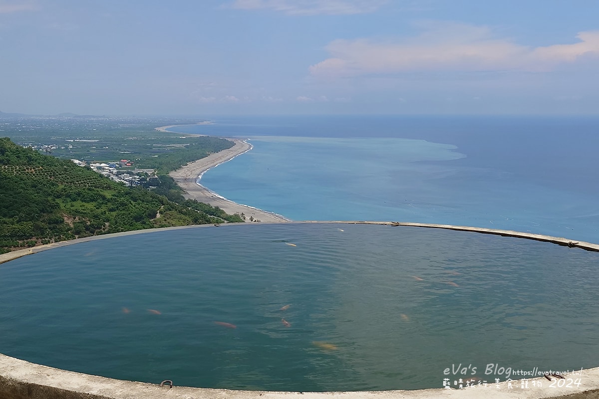【台東景點】華源觀景台-天空之鏡，遠眺太平洋湛藍美麗的海岸將W型華源海灣盡收眼底，蓄水池的倒影與海灣構成美麗的景色，所謂的台東藍完全展現在你眼前。台東打卡景點