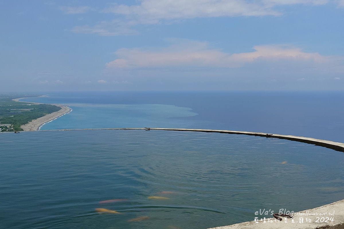 【台東景點】華源觀景台-天空之鏡，遠眺太平洋湛藍美麗的海岸將W型華源海灣盡收眼底，蓄水池的倒影與海灣構成美麗的景色，所謂的台東藍完全展現在你眼前。台東打卡景點