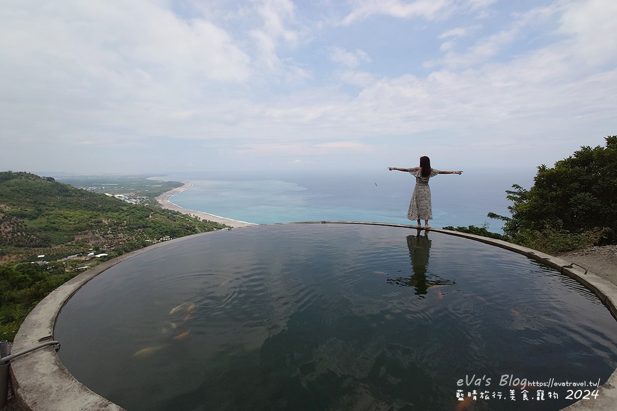 【台東景點】華源觀景台-天空之鏡，遠眺太平洋湛藍美麗的海岸將W型華源海灣盡收眼底，蓄水池的倒影與海灣構成美麗的景色，所謂的台東藍完全展現在你眼前。台東打卡景點