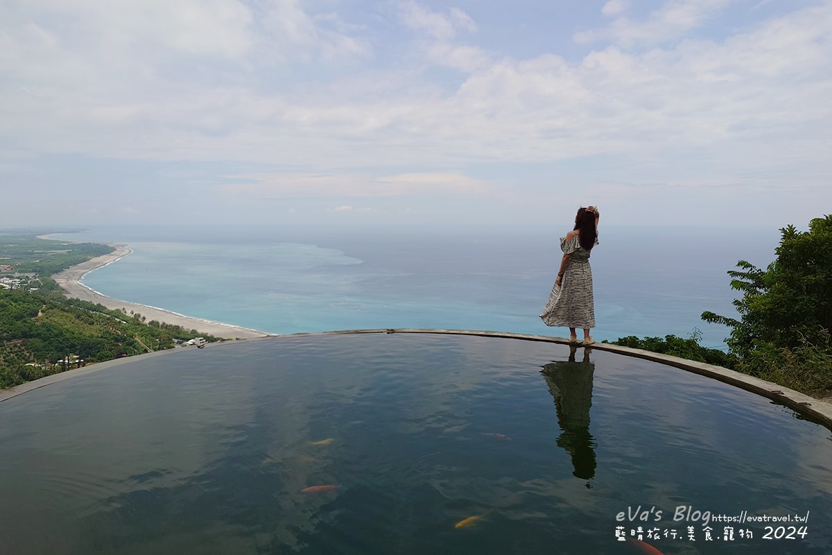 【台東景點】華源觀景台-天空之鏡，遠眺太平洋湛藍美麗的海岸將W型華源海灣盡收眼底，蓄水池的倒影與海灣構成美麗的景色，所謂的台東藍完全展現在你眼前。台東打卡景點