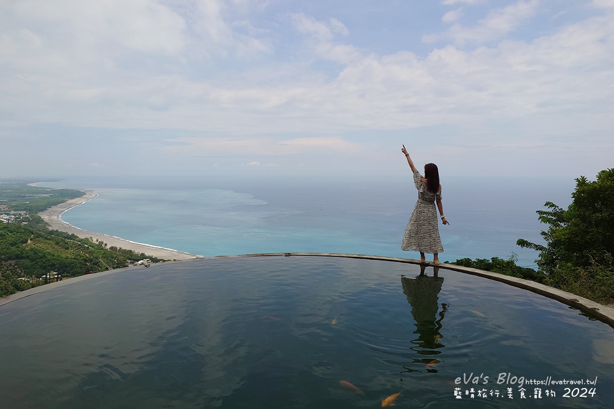 【台東景點】華源觀景台-天空之鏡，遠眺太平洋湛藍美麗的海岸將W型華源海灣盡收眼底，蓄水池的倒影與海灣構成美麗的景色，所謂的台東藍完全展現在你眼前。台東打卡景點