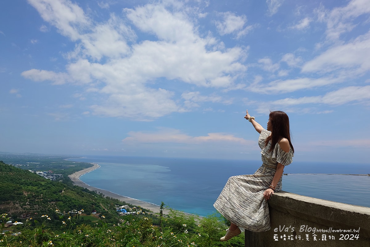 【台東景點】華源觀景台-天空之鏡，遠眺太平洋湛藍美麗的海岸將W型華源海灣盡收眼底，蓄水池的倒影與海灣構成美麗的景色，所謂的台東藍完全展現在你眼前。台東打卡景點