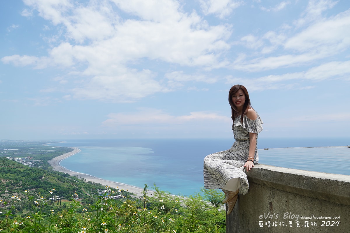 【台東景點】華源觀景台-天空之鏡，遠眺太平洋湛藍美麗的海岸將W型華源海灣盡收眼底，蓄水池的倒影與海灣構成美麗的景色，所謂的台東藍完全展現在你眼前。台東打卡景點