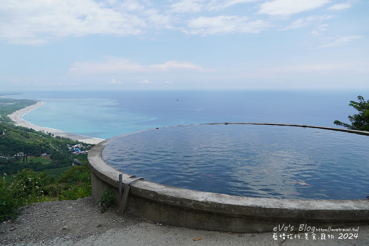 【台東景點】華源觀景台-天空之鏡，遠眺太平洋湛藍美麗的海岸將W型華源海灣盡收眼底，蓄水池的倒影與海灣構成美麗的景色，所謂的台東藍完全展現在你眼前。台東打卡景點
