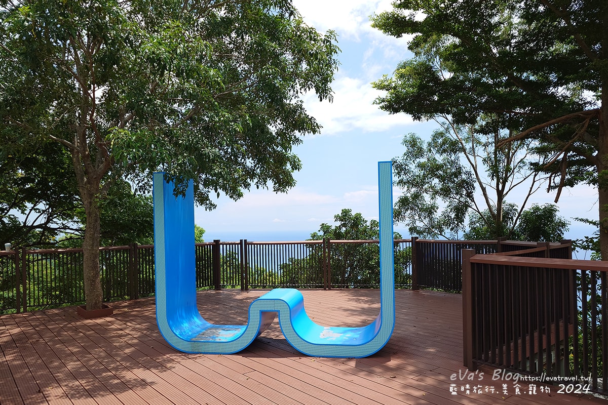 【台東景點】華源觀景台-天空之鏡,遠眺太平洋湛藍美麗的海岸將W型華源海灣盡收眼底,蓄水池的倒影與海灣構成美麗的景色,所謂的台東藍完全展現在你眼前。台東打卡景點 - 第2張圖