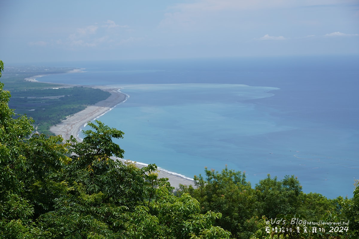 【台東景點】華源觀景台-天空之鏡,遠眺太平洋湛藍美麗的海岸將W型華源海灣盡收眼底,蓄水池的倒影與海灣構成美麗的景色,所謂的台東藍完全展現在你眼前。台東打卡景點 - 第3張圖