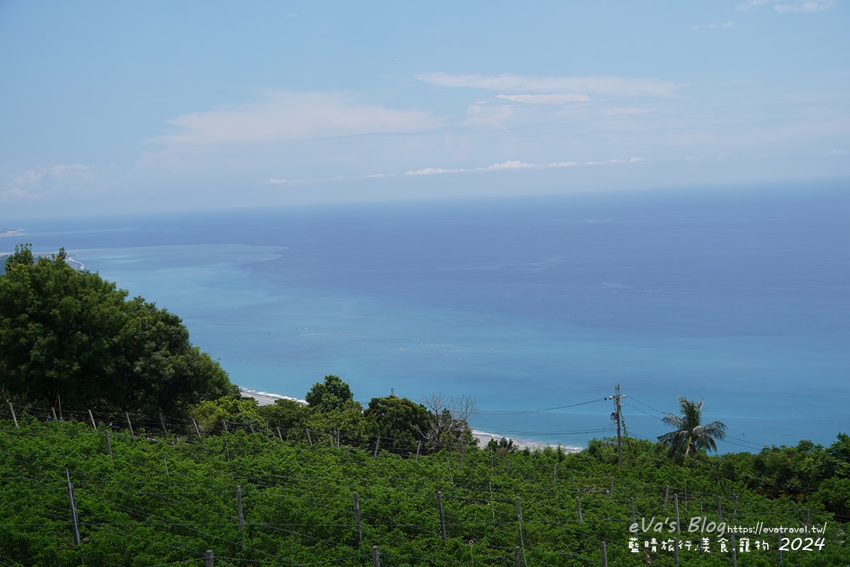 【台東景點】華源觀景台-天空之鏡,遠眺太平洋湛藍美麗的海岸將W型華源海灣盡收眼底,蓄水池的倒影與海灣構成美麗的景色,所謂的台東藍完全展現在你眼前。台東打卡景點 - 第4張圖