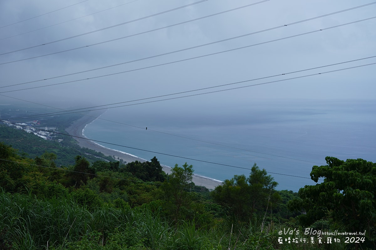 【台東景點】華源觀景台-天空之鏡,遠眺太平洋湛藍美麗的海岸將W型華源海灣盡收眼底,蓄水池的倒影與海灣構成美麗的景色,所謂的台東藍完全展現在你眼前。台東打卡景點 - 第15張圖