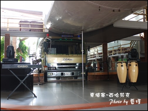 06-015-西哈努克-airport-pub舞台.jpg