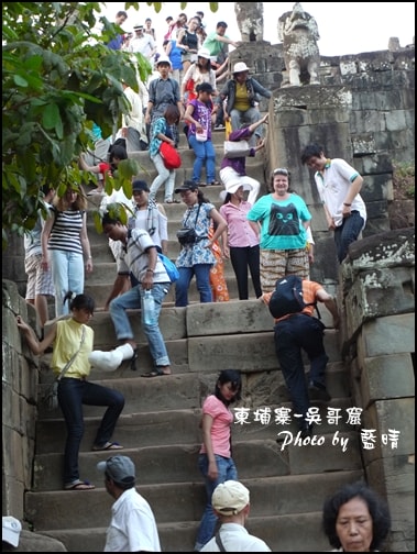08-021-吳哥窟-巴肯山看日落-非常陡和小的階梯.jpg