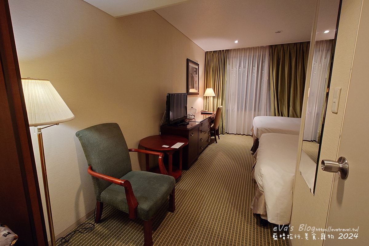 【日本旅遊】International Resort Hotel Yurakujo インターナショナルリゾートホテル湯楽城,外觀看是有年紀的渡假酒店,飯店的優點應該就是距離機場近,附近沒有超市可以採買免敗家。千葉住宿 - 第8張圖