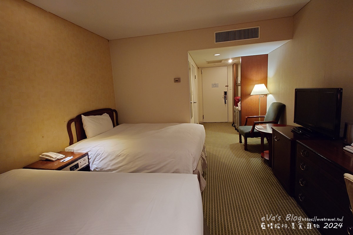 【日本旅遊】International Resort Hotel Yurakujo インターナショナルリゾートホテル湯楽城,外觀看是有年紀的渡假酒店,飯店的優點應該就是距離機場近,附近沒有超市可以採買免敗家。千葉住宿 - 第11張圖