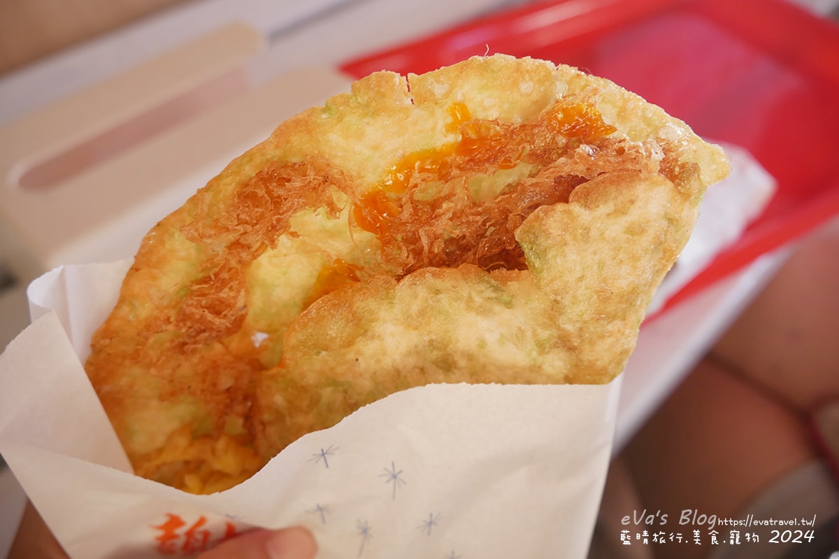 【澎湖小吃】旺旺手工海菜煎餅,每口咬下去都聽的到ㄎㄠˊㄎㄠˊㄎㄠˊ的聲音第二彈,看起來像蔥油餅且口感又像是薄脆餅乾,吃起來口味甜甜的帶有海菜的香氣。澎湖炸物 - 第6張圖