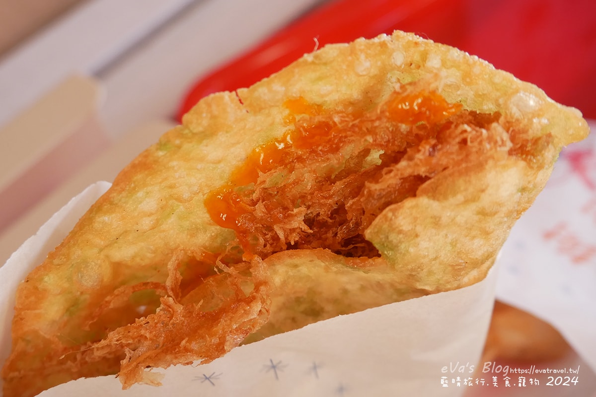 【澎湖小吃】旺旺手工海菜煎餅,每口咬下去都聽的到ㄎㄠˊㄎㄠˊㄎㄠˊ的聲音第二彈,看起來像蔥油餅且口感又像是薄脆餅乾,吃起來口味甜甜的帶有海菜的香氣。澎湖炸物 - 第7張圖