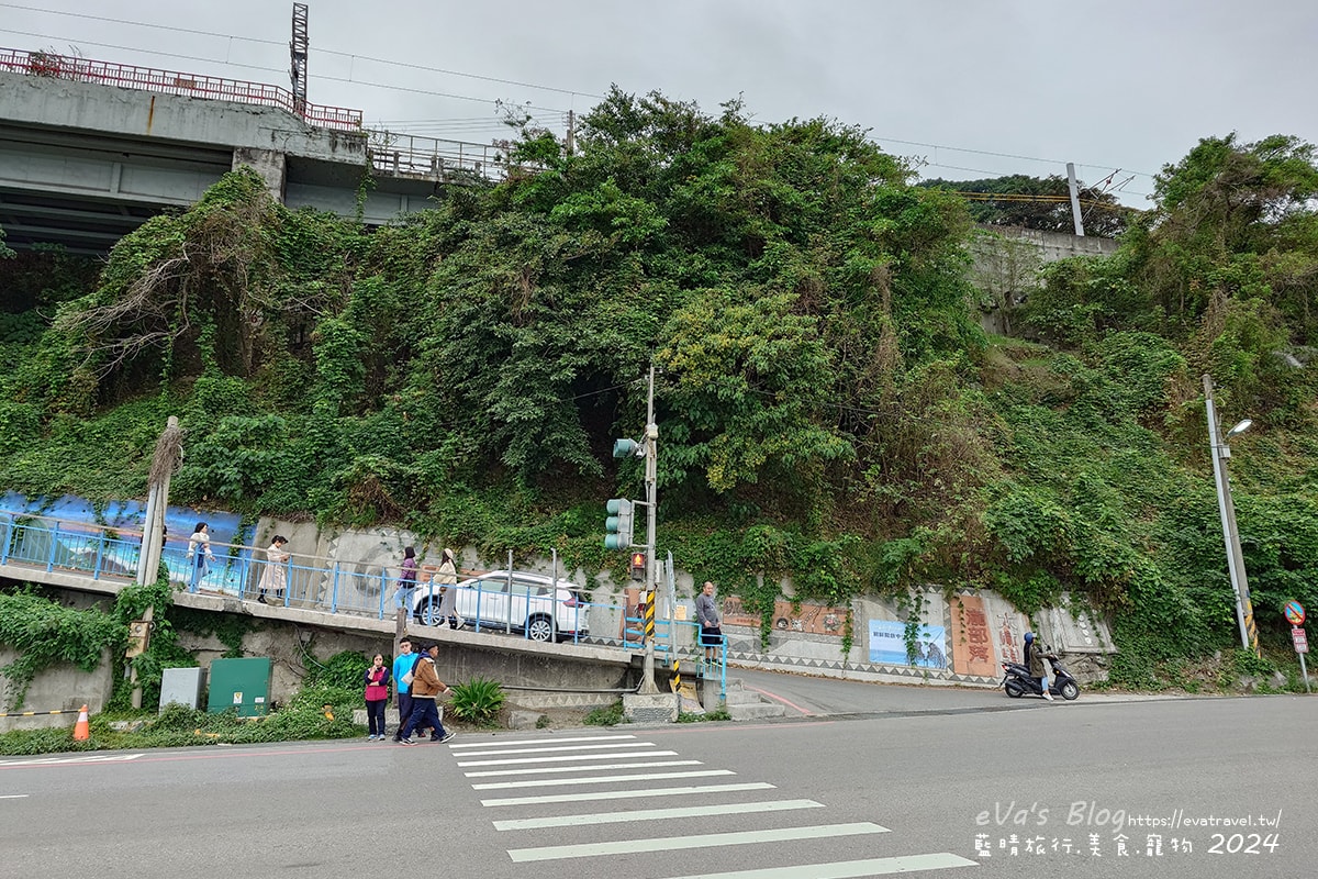 【台東景點】多良觀光車站(寵物友善景點),站在月台上遠眺太平洋無敵海景,來這看看火車及大海,美食區有咖啡、冰品、飲品及香氣逼人的烤物、烤香腸呀!。台東熱門車站 - 第3張圖