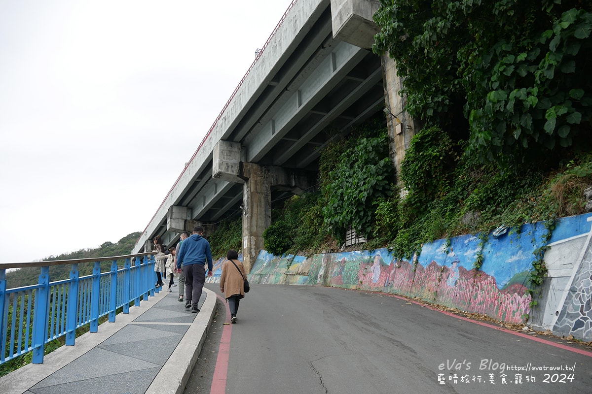【台東景點】多良觀光車站(寵物友善景點),站在月台上遠眺太平洋無敵海景,來這看看火車及大海,美食區有咖啡、冰品、飲品及香氣逼人的烤物、烤香腸呀!。台東熱門車站 - 第4張圖