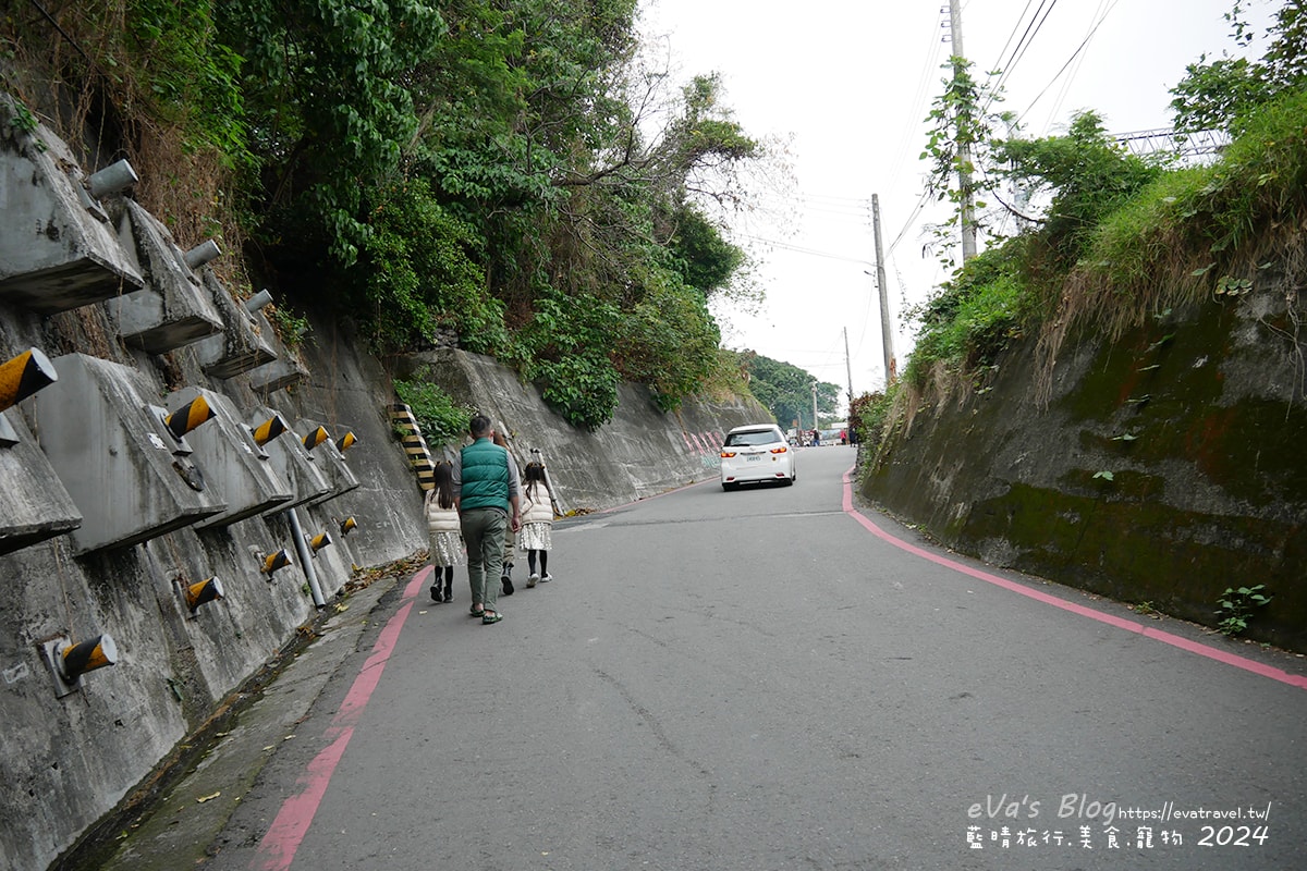【台東景點】多良觀光車站(寵物友善景點),站在月台上遠眺太平洋無敵海景,來這看看火車及大海,美食區有咖啡、冰品、飲品及香氣逼人的烤物、烤香腸呀!。台東熱門車站 - 第7張圖