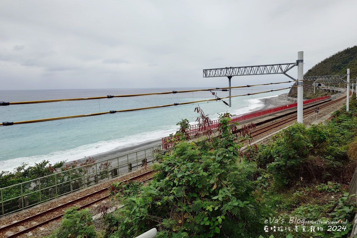【台東景點】多良觀光車站(寵物友善景點),站在月台上遠眺太平洋無敵海景,來這看看火車及大海,美食區有咖啡、冰品、飲品及香氣逼人的烤物、烤香腸呀!。台東熱門車站 - 第15張圖
