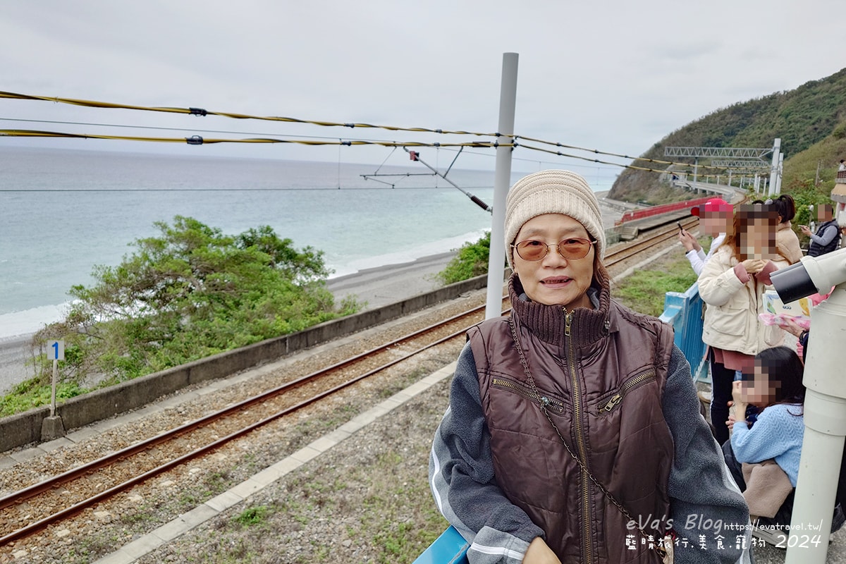 【台東景點】多良觀光車站(寵物友善景點),站在月台上遠眺太平洋無敵海景,來這看看火車及大海,美食區有咖啡、冰品、飲品及香氣逼人的烤物、烤香腸呀!。台東熱門車站 - 第19張圖