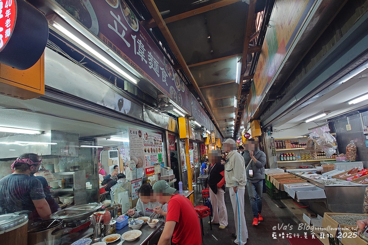 【台中小吃】立偉麵食,招牌”一麵三吃”,肉燥、花生醬、麻醬,三種醬料各有各的美味,三種醬一起吃口味豐富多層次,菜頭粿跟芋頭粿的口感相當軟嫩,綜合湯整碗都是料又便宜CP值很高。台中第二市場在地人氣小吃 - 第2張圖
