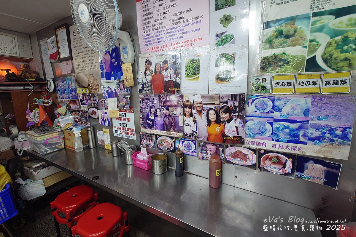 【台中小吃】立偉麵食,招牌”一麵三吃”,肉燥、花生醬、麻醬,三種醬料各有各的美味,三種醬一起吃口味豐富多層次,菜頭粿跟芋頭粿的口感相當軟嫩,綜合湯整碗都是料又便宜CP值很高。台中第二市場在地人氣小吃 - 第4張圖