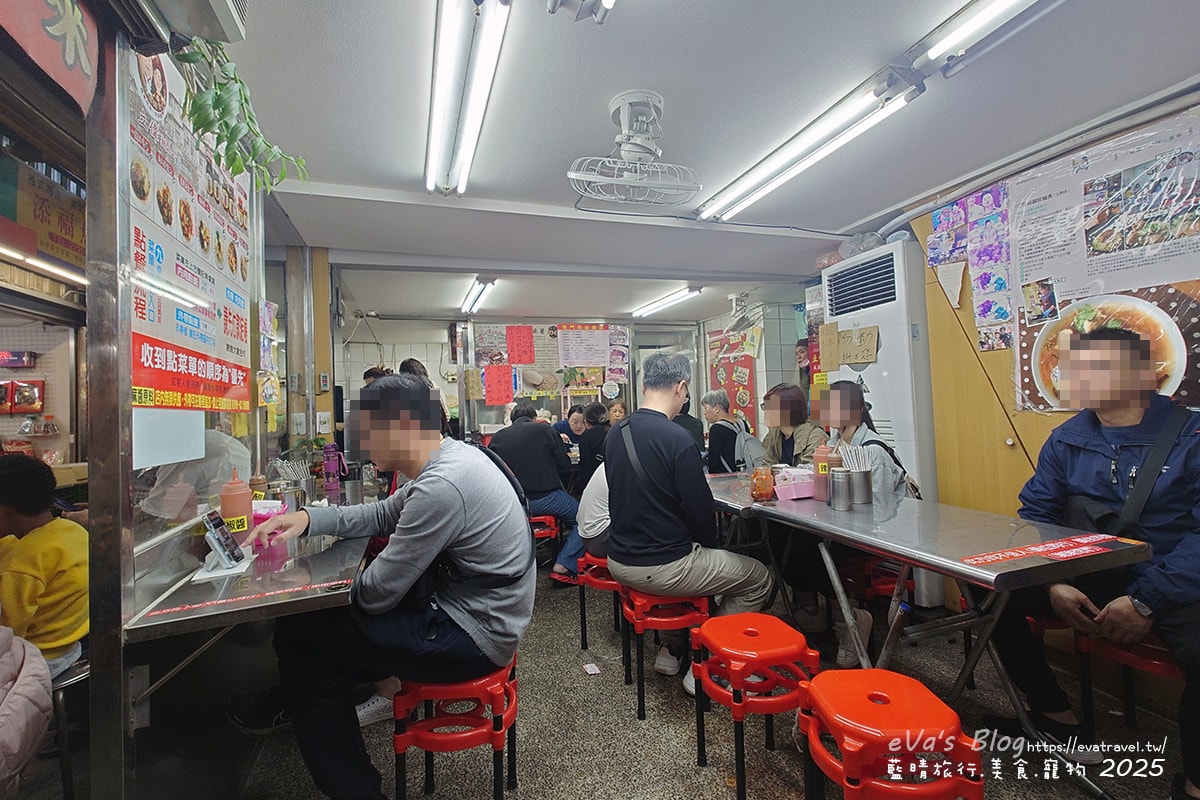【台中小吃】立偉麵食,招牌”一麵三吃”,肉燥、花生醬、麻醬,三種醬料各有各的美味,三種醬一起吃口味豐富多層次,菜頭粿跟芋頭粿的口感相當軟嫩,綜合湯整碗都是料又便宜CP值很高。台中第二市場在地人氣小吃 - 第5張圖