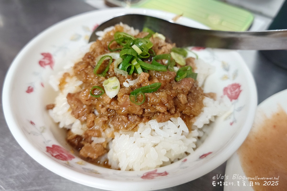 【台中小吃】立偉麵食,招牌”一麵三吃”,肉燥、花生醬、麻醬,三種醬料各有各的美味,三種醬一起吃口味豐富多層次,菜頭粿跟芋頭粿的口感相當軟嫩,綜合湯整碗都是料又便宜CP值很高。台中第二市場在地人氣小吃 - 第10張圖