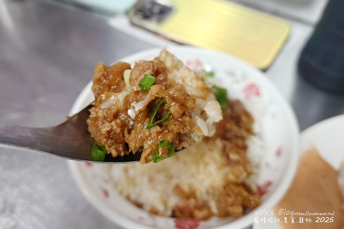 【台中小吃】立偉麵食,招牌”一麵三吃”,肉燥、花生醬、麻醬,三種醬料各有各的美味,三種醬一起吃口味豐富多層次,菜頭粿跟芋頭粿的口感相當軟嫩,綜合湯整碗都是料又便宜CP值很高。台中第二市場在地人氣小吃 - 第11張圖