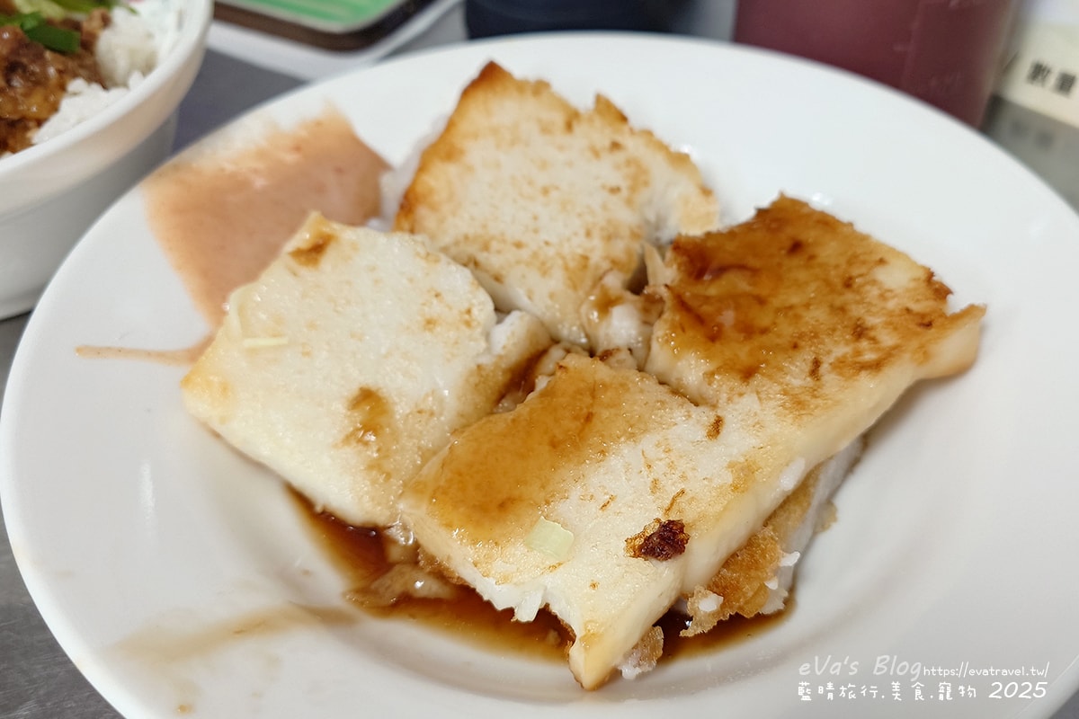 【台中小吃】立偉麵食,招牌”一麵三吃”,肉燥、花生醬、麻醬,三種醬料各有各的美味,三種醬一起吃口味豐富多層次,菜頭粿跟芋頭粿的口感相當軟嫩,綜合湯整碗都是料又便宜CP值很高。台中第二市場在地人氣小吃 - 第12張圖