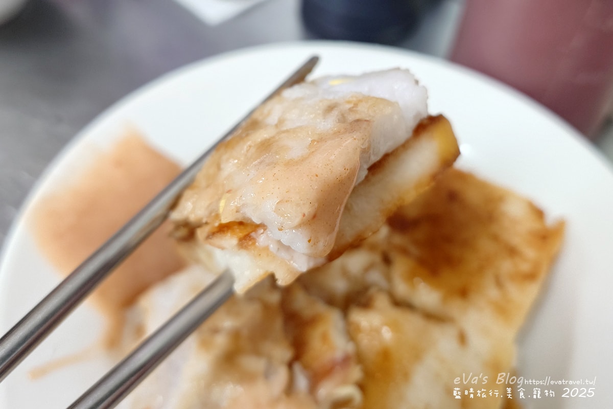 【台中小吃】立偉麵食,招牌”一麵三吃”,肉燥、花生醬、麻醬,三種醬料各有各的美味,三種醬一起吃口味豐富多層次,菜頭粿跟芋頭粿的口感相當軟嫩,綜合湯整碗都是料又便宜CP值很高。台中第二市場在地人氣小吃 - 第13張圖