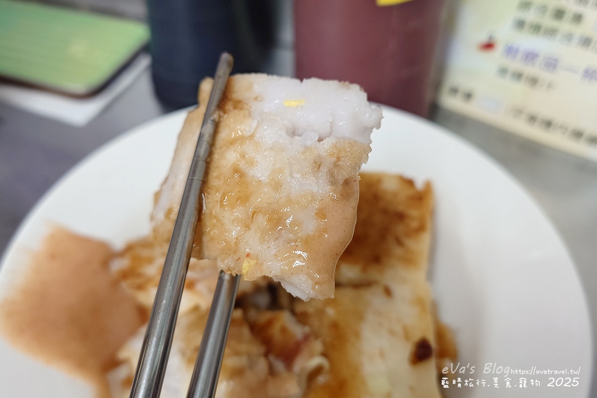 【台中小吃】立偉麵食,招牌”一麵三吃”,肉燥、花生醬、麻醬,三種醬料各有各的美味,三種醬一起吃口味豐富多層次,菜頭粿跟芋頭粿的口感相當軟嫩,綜合湯整碗都是料又便宜CP值很高。台中第二市場在地人氣小吃 - 第14張圖