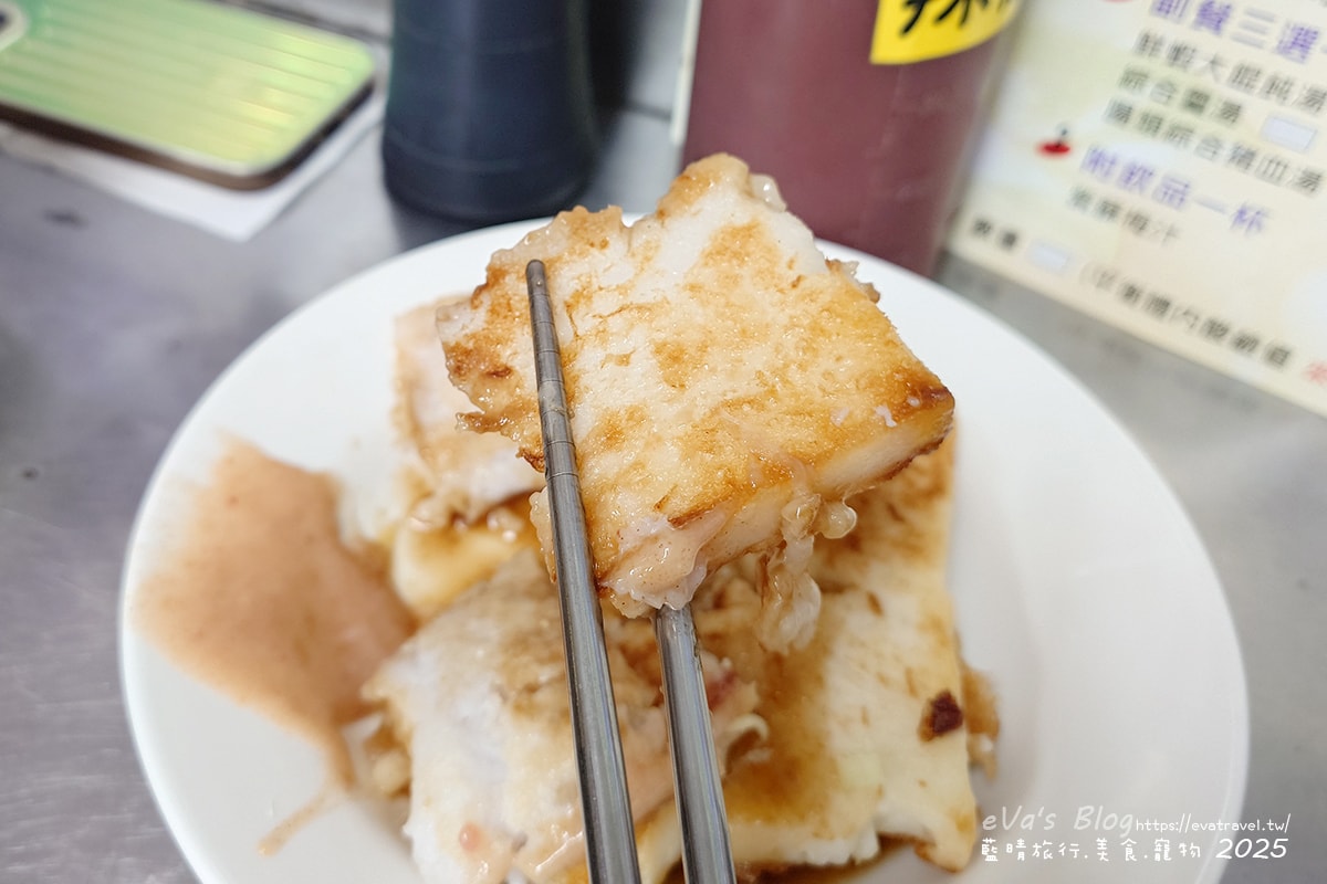 【台中小吃】立偉麵食,招牌”一麵三吃”,肉燥、花生醬、麻醬,三種醬料各有各的美味,三種醬一起吃口味豐富多層次,菜頭粿跟芋頭粿的口感相當軟嫩,綜合湯整碗都是料又便宜CP值很高。台中第二市場在地人氣小吃 - 第15張圖