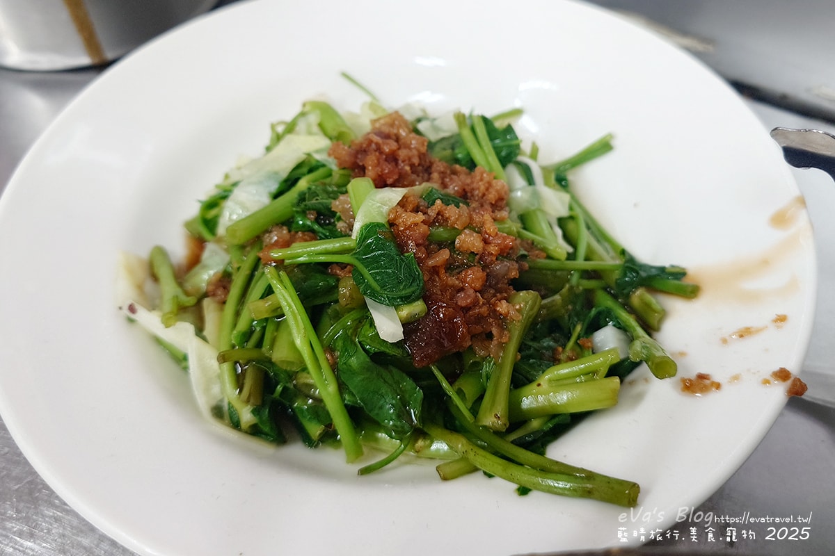 【台中小吃】立偉麵食,招牌”一麵三吃”,肉燥、花生醬、麻醬,三種醬料各有各的美味,三種醬一起吃口味豐富多層次,菜頭粿跟芋頭粿的口感相當軟嫩,綜合湯整碗都是料又便宜CP值很高。台中第二市場在地人氣小吃 - 第16張圖