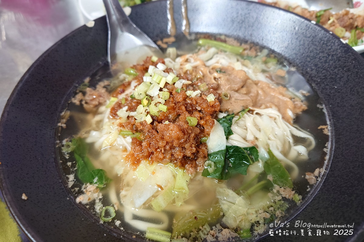 【台中小吃】立偉麵食,招牌”一麵三吃”,肉燥、花生醬、麻醬,三種醬料各有各的美味,三種醬一起吃口味豐富多層次,菜頭粿跟芋頭粿的口感相當軟嫩,綜合湯整碗都是料又便宜CP值很高。台中第二市場在地人氣小吃 - 第17張圖