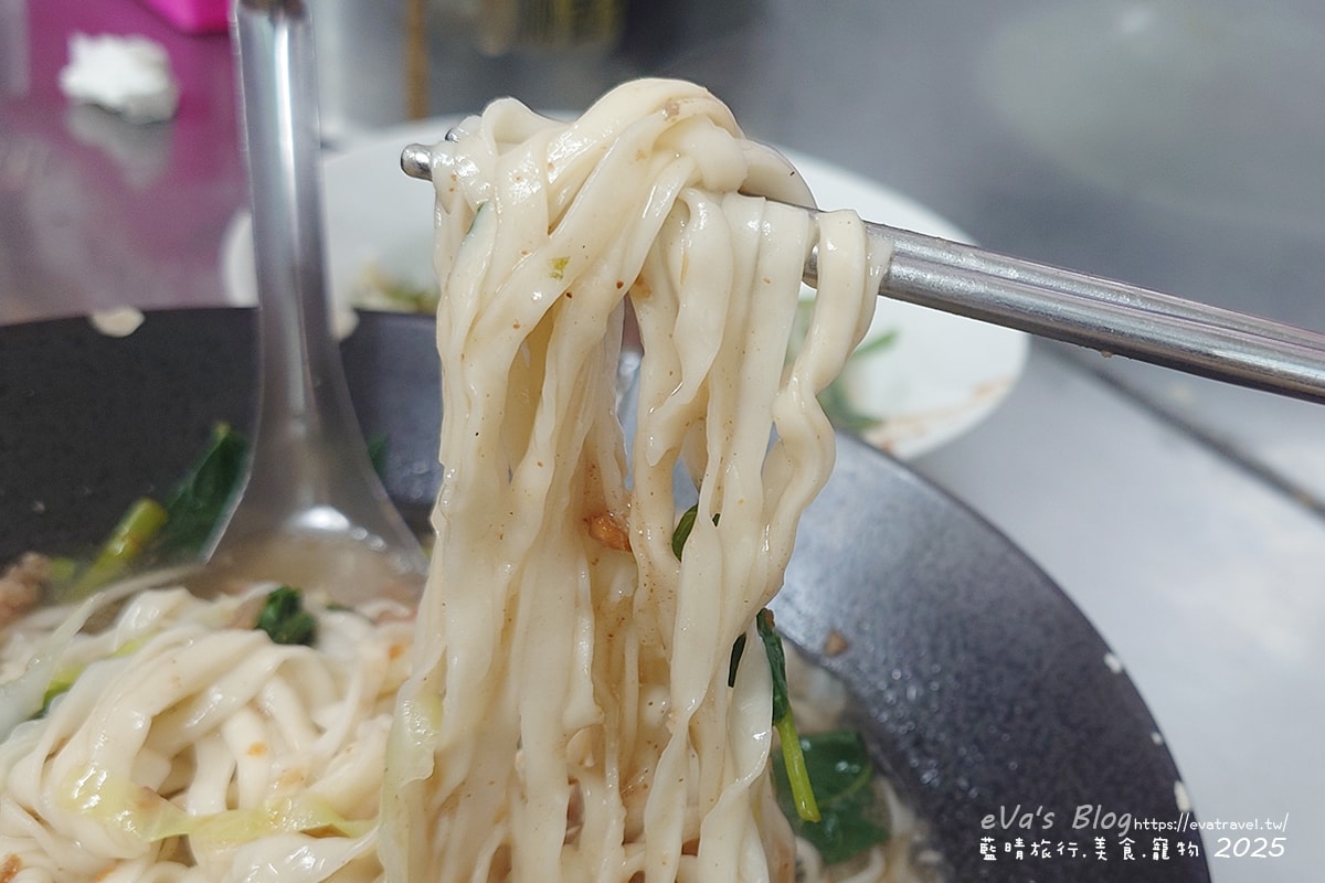 【台中小吃】立偉麵食,招牌”一麵三吃”,肉燥、花生醬、麻醬,三種醬料各有各的美味,三種醬一起吃口味豐富多層次,菜頭粿跟芋頭粿的口感相當軟嫩,綜合湯整碗都是料又便宜CP值很高。台中第二市場在地人氣小吃 - 第18張圖