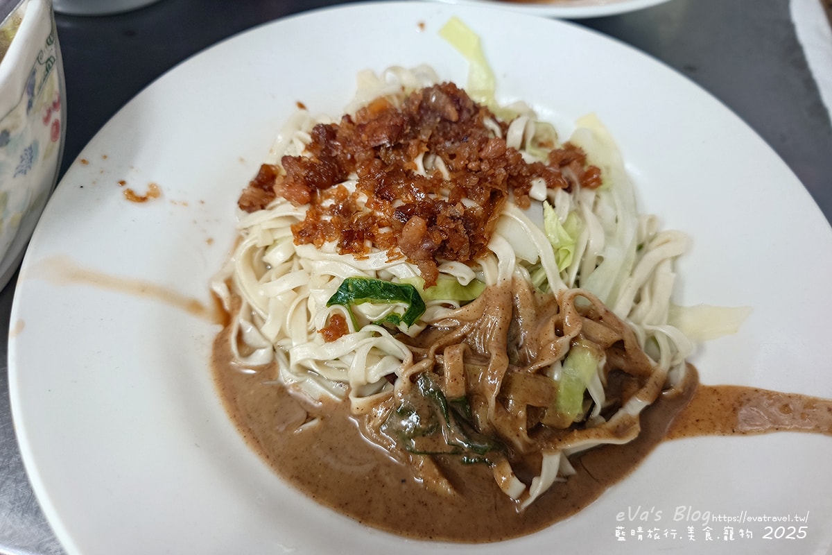 【台中小吃】立偉麵食,招牌”一麵三吃”,肉燥、花生醬、麻醬,三種醬料各有各的美味,三種醬一起吃口味豐富多層次,菜頭粿跟芋頭粿的口感相當軟嫩,綜合湯整碗都是料又便宜CP值很高。台中第二市場在地人氣小吃 - 第19張圖