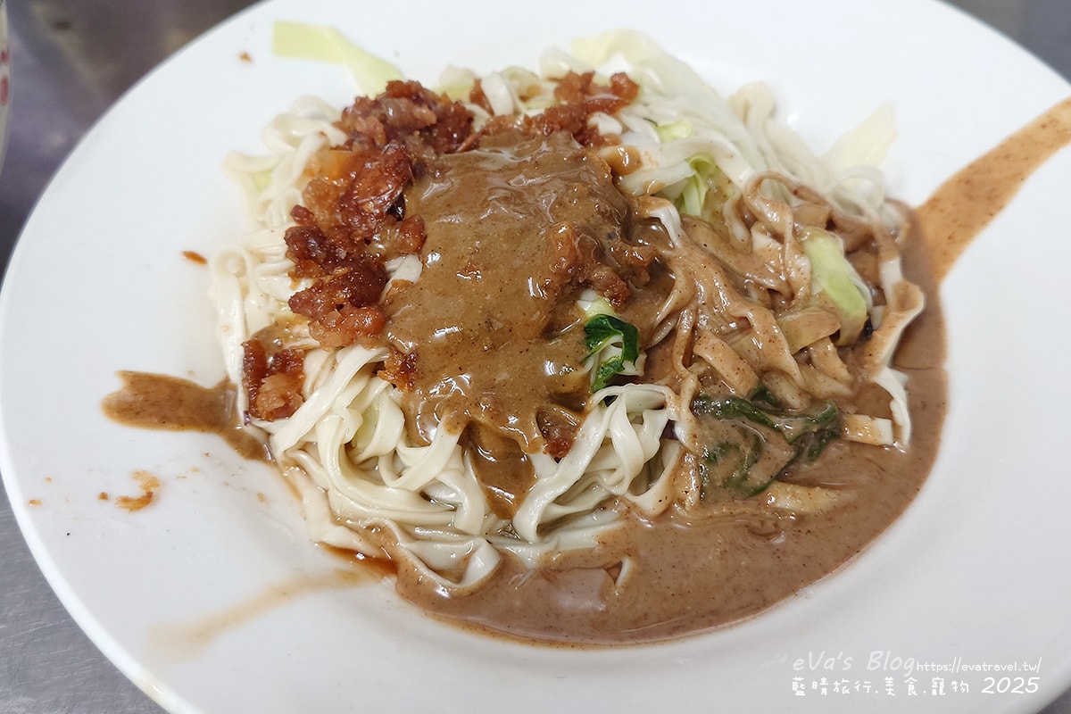 【台中小吃】立偉麵食,招牌”一麵三吃”,肉燥、花生醬、麻醬,三種醬料各有各的美味,三種醬一起吃口味豐富多層次,菜頭粿跟芋頭粿的口感相當軟嫩,綜合湯整碗都是料又便宜CP值很高。台中第二市場在地人氣小吃 - 第21張圖