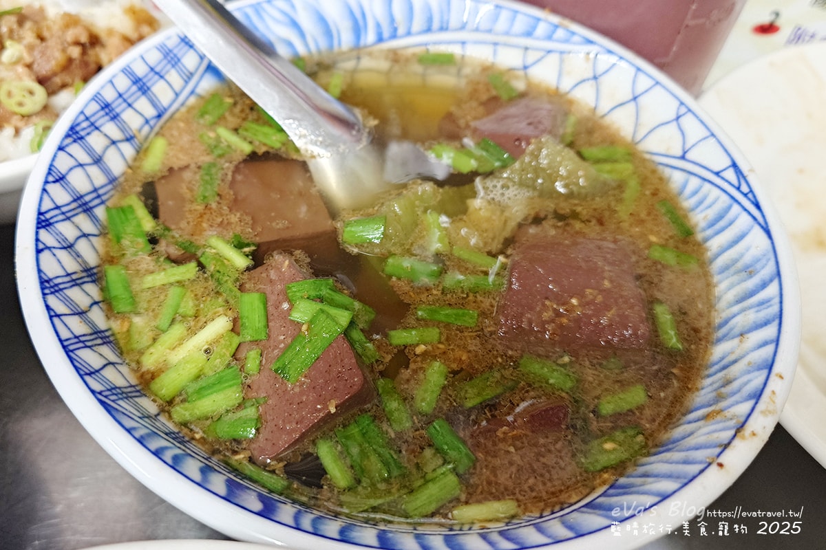 【台中小吃】立偉麵食,招牌”一麵三吃”,肉燥、花生醬、麻醬,三種醬料各有各的美味,三種醬一起吃口味豐富多層次,菜頭粿跟芋頭粿的口感相當軟嫩,綜合湯整碗都是料又便宜CP值很高。台中第二市場在地人氣小吃 - 第23張圖