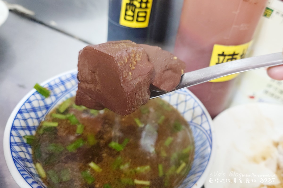 【台中小吃】立偉麵食,招牌”一麵三吃”,肉燥、花生醬、麻醬,三種醬料各有各的美味,三種醬一起吃口味豐富多層次,菜頭粿跟芋頭粿的口感相當軟嫩,綜合湯整碗都是料又便宜CP值很高。台中第二市場在地人氣小吃 - 第24張圖