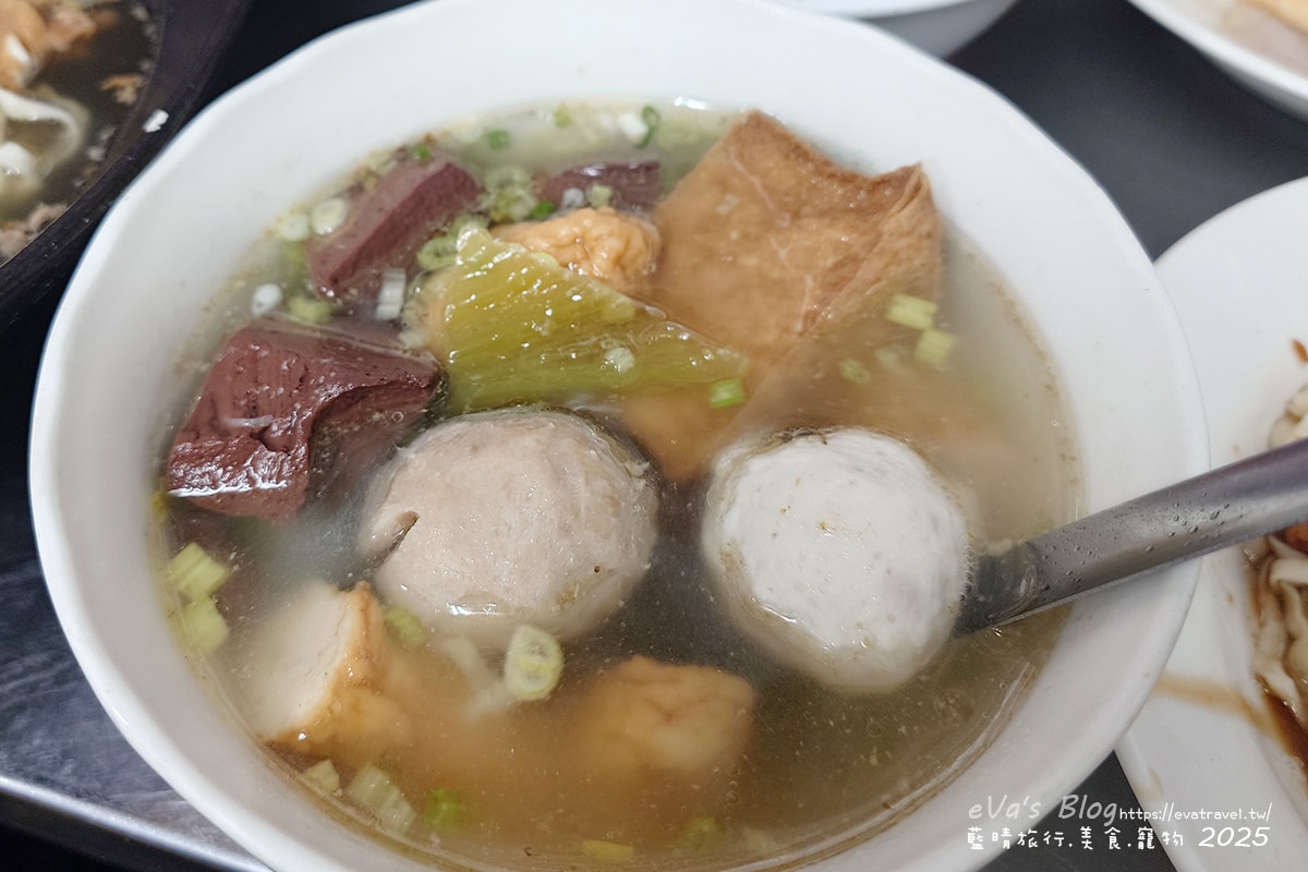【台中小吃】立偉麵食,招牌”一麵三吃”,肉燥、花生醬、麻醬,三種醬料各有各的美味,三種醬一起吃口味豐富多層次,菜頭粿跟芋頭粿的口感相當軟嫩,綜合湯整碗都是料又便宜CP值很高。台中第二市場在地人氣小吃 - 第25張圖