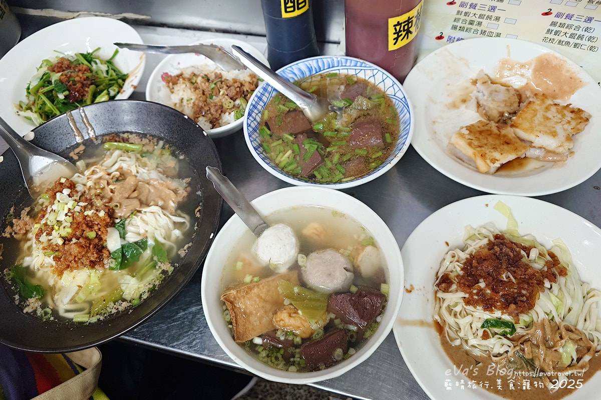 【台中小吃】立偉麵食,招牌”一麵三吃”,肉燥、花生醬、麻醬,三種醬料各有各的美味,三種醬一起吃口味豐富多層次,菜頭粿跟芋頭粿的口感相當軟嫩,綜合湯整碗都是料又便宜CP值很高。台中第二市場在地人氣小吃 - 第27張圖