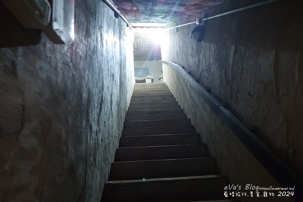 【澎湖景點】龍門南崁閉鎖陣地,這個戰時軍事坑道是軍方早期在澎湖的重要陣地之一,第一次手握機關槍、舉槍、拿彈藥,還有近距離看五七戰防炮,很特別的體驗!。澎湖旅行 - 第17張圖