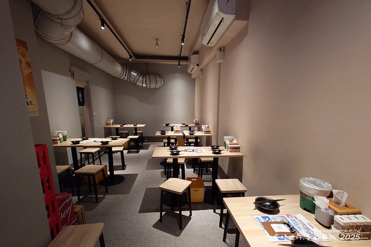 【台中串燒】柒息地串燒居酒屋逢甲店,這裡的串燒住在冰櫃裡、串燒有烤肉神醬加持還有月亮蝦餅跟滷肉拉麵,有肉有海鮮還有啤酒,很適合聚餐小聚小酌的地方。台中居酒屋 - 第6張圖