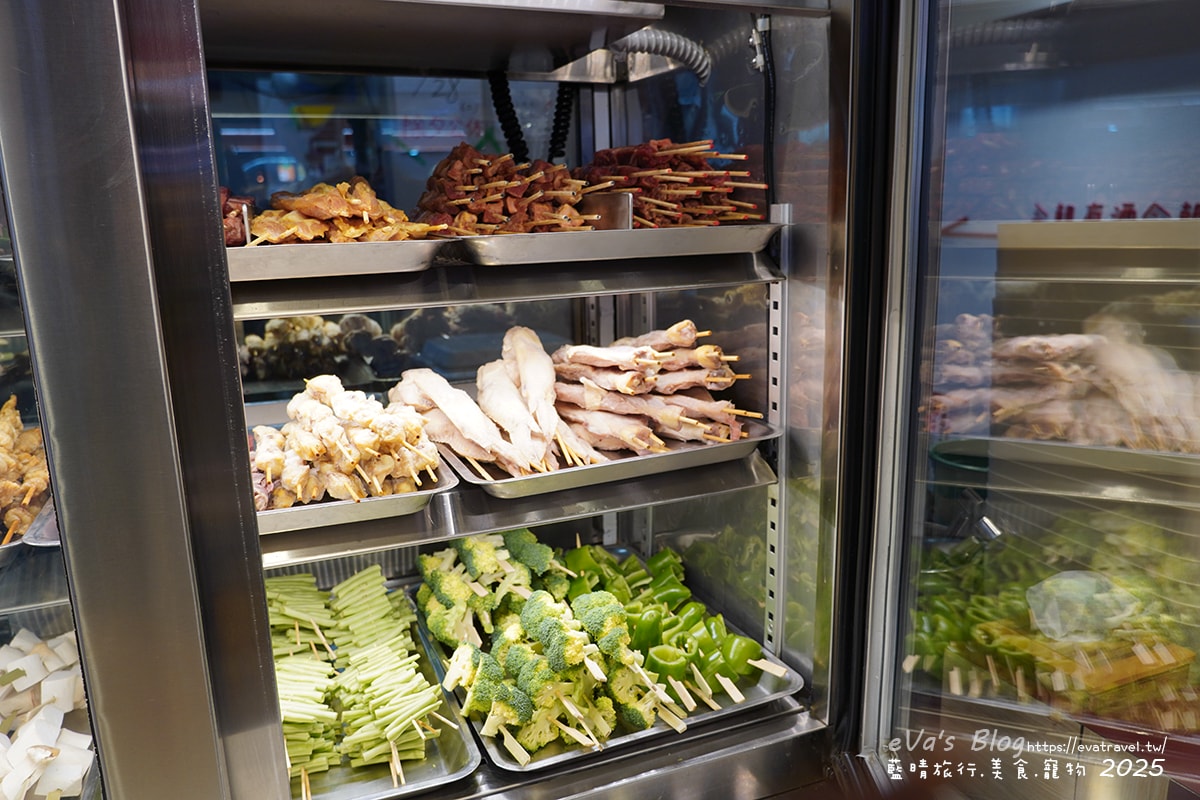 【台中串燒】柒息地串燒居酒屋逢甲店,這裡的串燒住在冰櫃裡、串燒有烤肉神醬加持還有月亮蝦餅跟滷肉拉麵,有肉有海鮮還有啤酒,很適合聚餐小聚小酌的地方。台中居酒屋 - 第12張圖