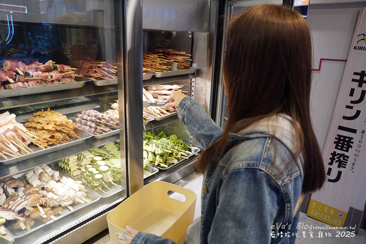 【台中串燒】柒息地串燒居酒屋逢甲店,這裡的串燒住在冰櫃裡、串燒有烤肉神醬加持還有月亮蝦餅跟滷肉拉麵,有肉有海鮮還有啤酒,很適合聚餐小聚小酌的地方。台中居酒屋 - 第13張圖