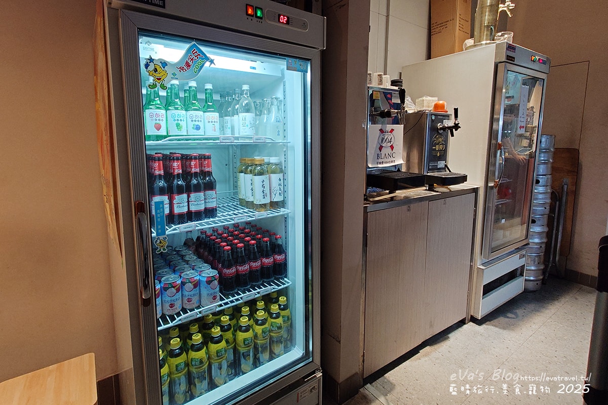 【台中串燒】柒息地串燒居酒屋逢甲店,這裡的串燒住在冰櫃裡、串燒有烤肉神醬加持還有月亮蝦餅跟滷肉拉麵,有肉有海鮮還有啤酒,很適合聚餐小聚小酌的地方。台中居酒屋 - 第14張圖
