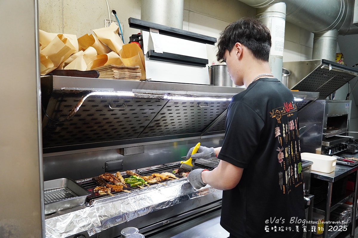【台中串燒】柒息地串燒居酒屋逢甲店,這裡的串燒住在冰櫃裡、串燒有烤肉神醬加持還有月亮蝦餅跟滷肉拉麵,有肉有海鮮還有啤酒,很適合聚餐小聚小酌的地方。台中居酒屋 - 第7張圖