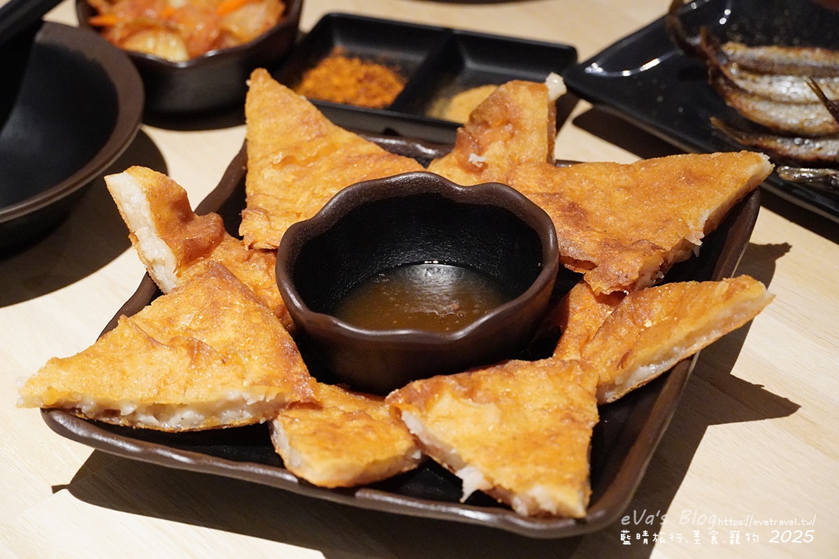 【台中串燒】柒息地串燒居酒屋逢甲店,這裡的串燒住在冰櫃裡、串燒有烤肉神醬加持還有月亮蝦餅跟滷肉拉麵,有肉有海鮮還有啤酒,很適合聚餐小聚小酌的地方。台中居酒屋 - 第23張圖