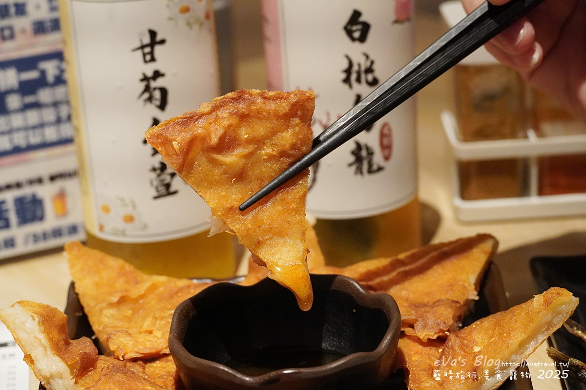【台中串燒】柒息地串燒居酒屋逢甲店,這裡的串燒住在冰櫃裡、串燒有烤肉神醬加持還有月亮蝦餅跟滷肉拉麵,有肉有海鮮還有啤酒,很適合聚餐小聚小酌的地方。台中居酒屋 - 第25張圖