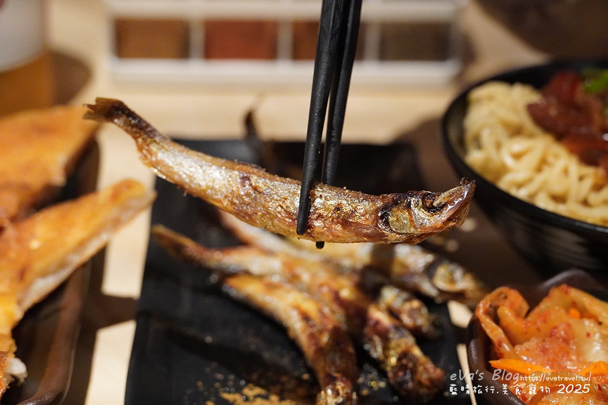 【台中串燒】柒息地串燒居酒屋逢甲店,這裡的串燒住在冰櫃裡、串燒有烤肉神醬加持還有月亮蝦餅跟滷肉拉麵,有肉有海鮮還有啤酒,很適合聚餐小聚小酌的地方。台中居酒屋 - 第27張圖